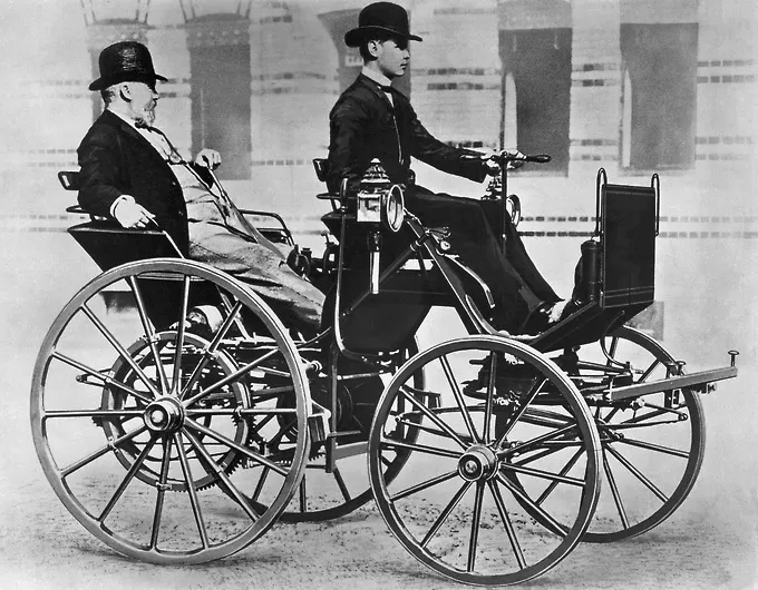 Gottlieb Daimler og Wilhelm Maybach tegnede bilen i 1885