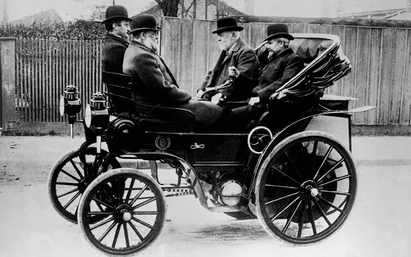 Gottlieb Daimlers bæltedrevne bil, 1895