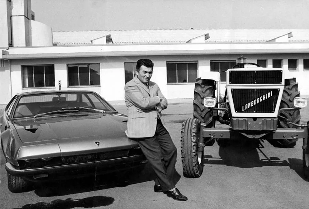 Ferruccio Lamborghini med en Jarama og en traktor af hans mærke, 1970