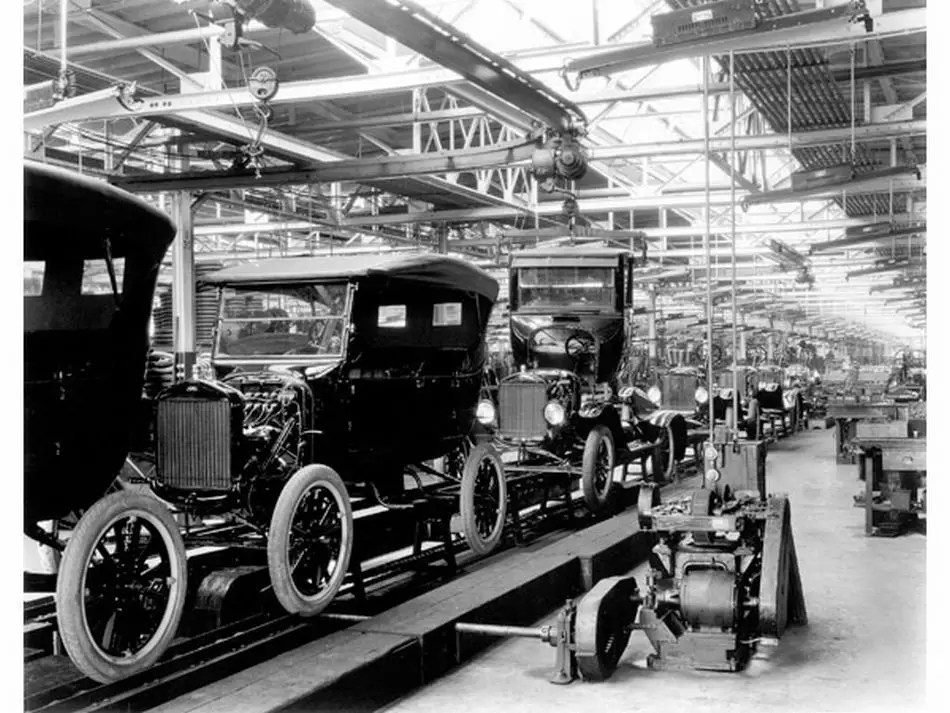 Første bevægelige samlebånd Ford 1913