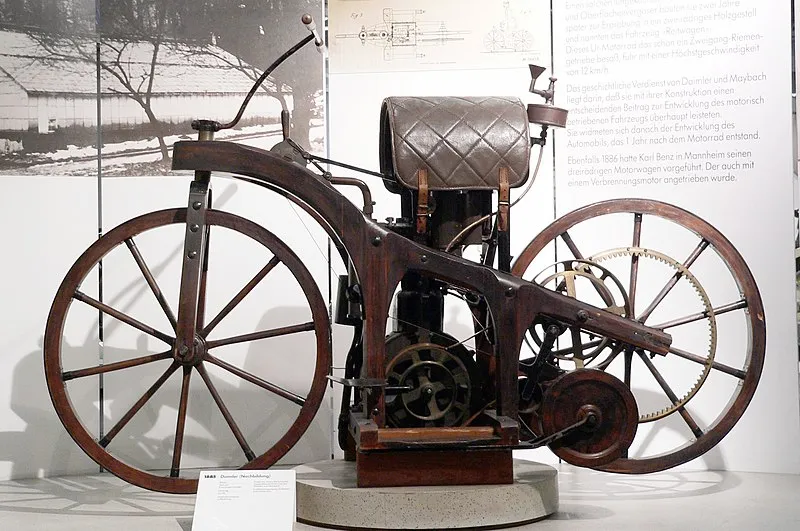 Gottlieb Daimler og Wilhelm Maybach designede Reitwagen i 1885