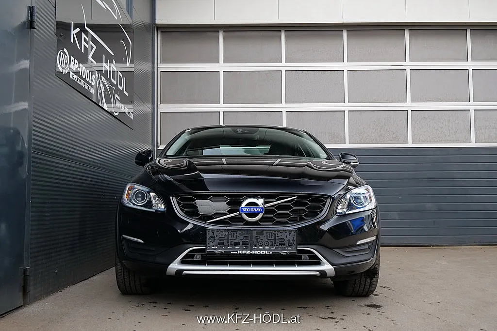 Volvo S60 Cross Country D4 AWD Momentum Geartronic Image 3