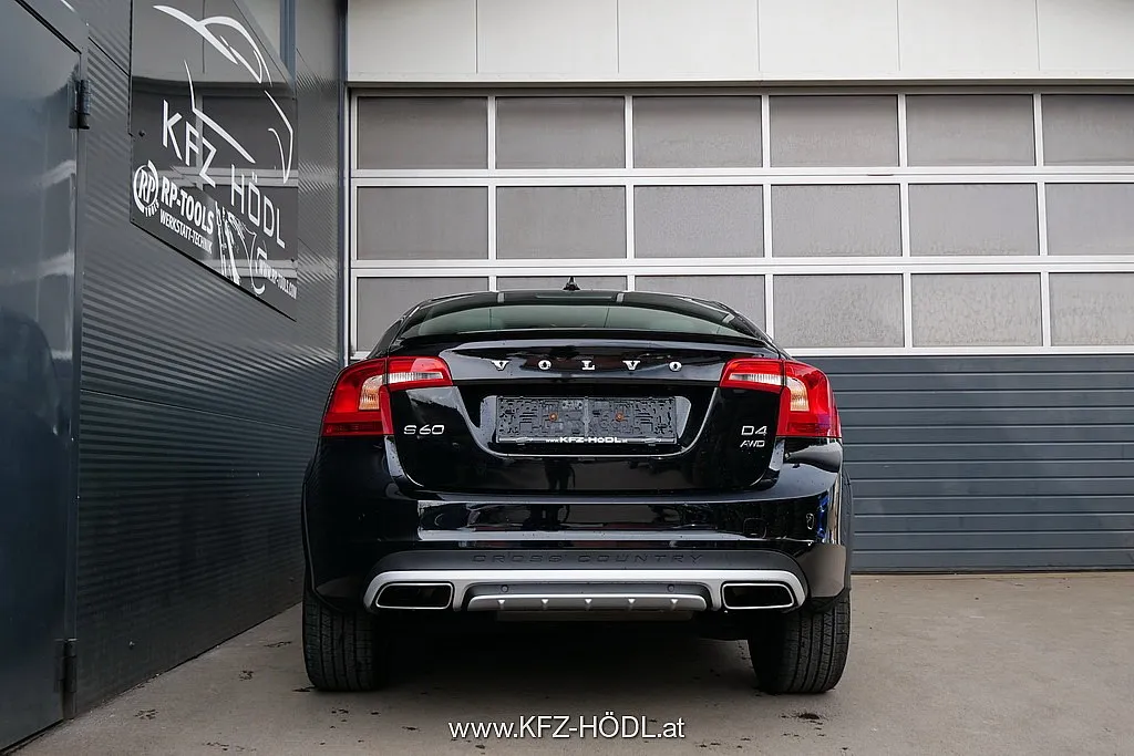 Volvo S60 Cross Country D4 AWD Momentum Geartronic Image 4