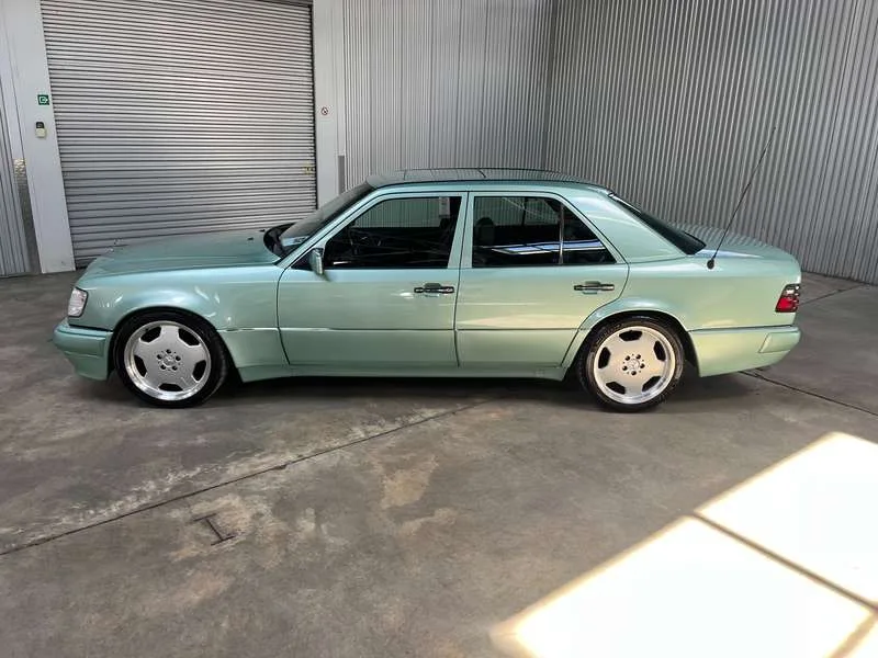 Mercedes-Benz E 500 Oldtimer Image 10