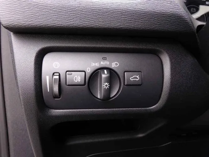 Volvo V40 1.5 T2 122 Geartronic Black Edition + GPS + LED Lights + Leder/Cuir Image 9