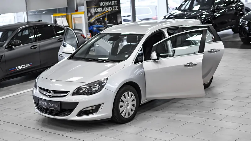 Opel Astra Sports Tourer 2.0 CDTi Cosmo Automatic Image 1