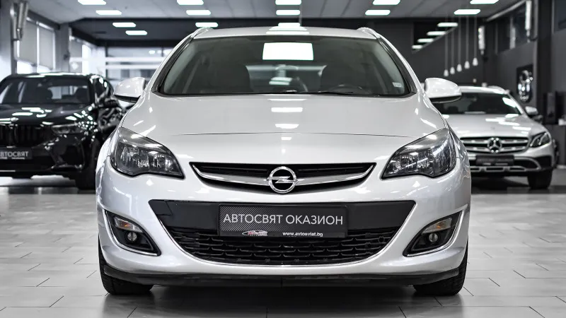 Opel Astra Sports Tourer 2.0 CDTi Cosmo Automatic Image 2