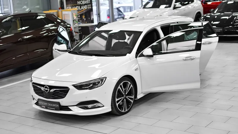 Opel Insignia Sports Tourer 2.0 CDTi Exclusive Image 1