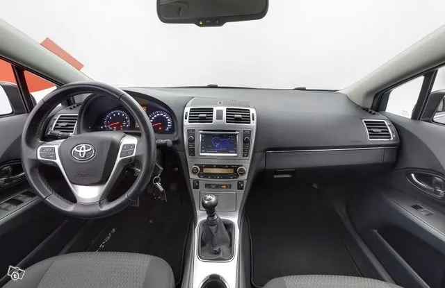Toyota Avensis 1,6 Valvematic Linea Sol 4ov - # NAVI # BLUETOOTH # KOUKKU # ALUT # LOHKOLÄMMITIN SISÄPISTOKKEELLA # HUIPPUSIISTI # VAKIONOPEUDENSÄÄDIN # KAMERA # TÄYSI HUOLTOKIRJA # JUURI HUOLLETTU # Image 9
